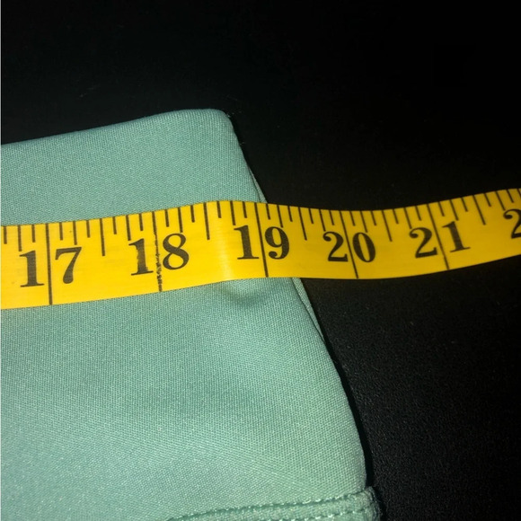 5/$25 
Adrienne Vittadini Sport Green Shorts 2X Pockets Bermuda Lightweight - Picture 4 of 10